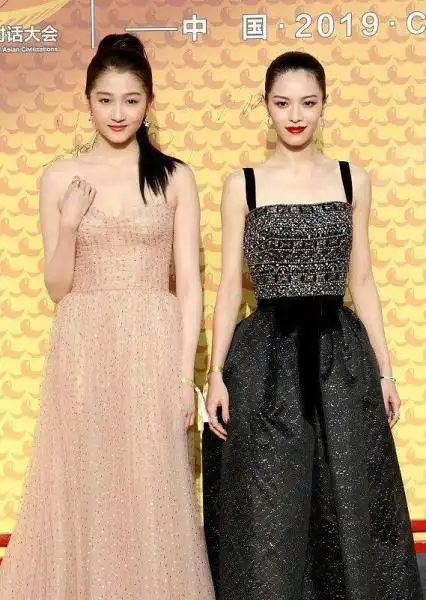 关晓彤钟楚曦同台,穿高腰裙身材都很好,一看就知道哪个裙子显瘦-纯