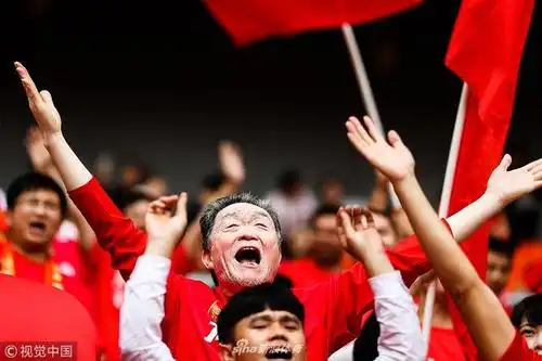 南宁现场为中国队加油的球迷们虽然遭遇一次又一次被进球,仍然为国足