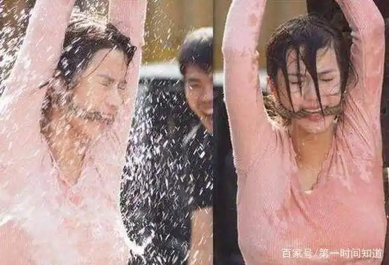 穿帮镜头星爷的手势变了,明明是一个竖中指的手势,却变成了现在的手势