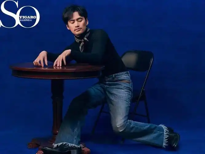 袁弘夫妇恩爱秀上瘾了!合体拍情人节大片,张歆艺穿吊带身材暴瘦