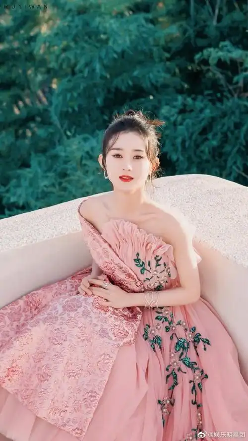 穿着粉色礼服扎着丸子头状态真好!是可a可甜的颖宝!@赵丽颖