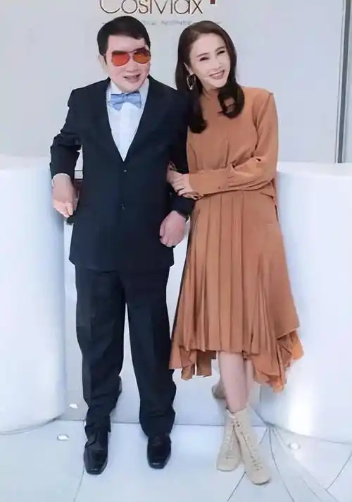 如今黎姿的美容帝国上市,其实离不开李颖的功劳.