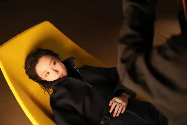 倪妮微醺感芭莎封面大片