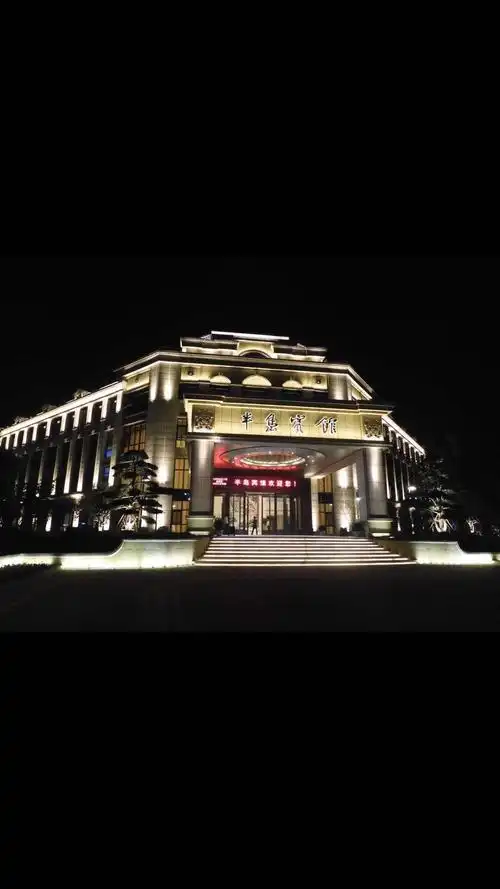 集九江市政务和商务一身的半岛宾馆就座落在美丽的八里湖畔喔