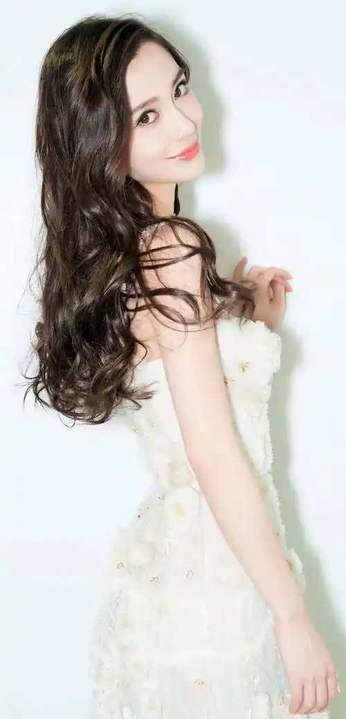 杨颖高清壁纸,吊带立体花朵裙穿搭仙气飘飘性感迷人的感觉