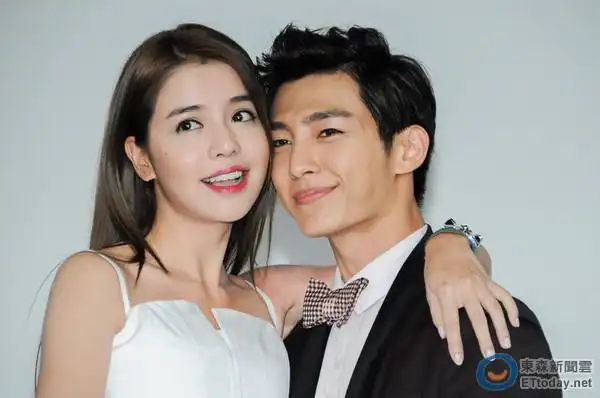 ▼萤幕情侣炎亚纶,李毓芬甜蜜现身签书会,表示停用微博并非冲动决定.