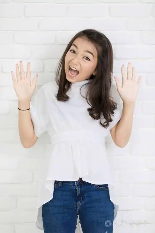 令人惊叹的女孩看着相机张开嘴的肖像