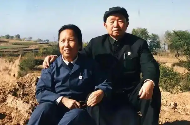 黄镇夫人朱霖:1982年从外交部离休,晚年回忆称对家人亏欠太多