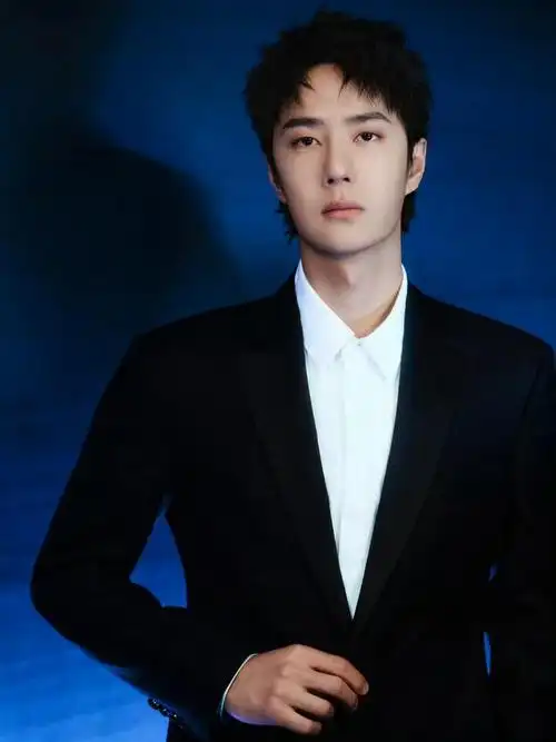 王一博蓝调真的很出片玫瑰与西装博的完美呼应我真的好爱