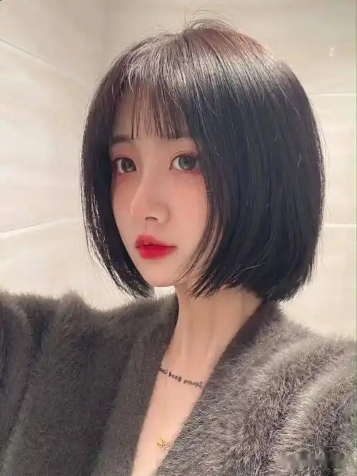 整个发型显得脸非常小也是一款修颜的发型非常的时尚好看可披着头发