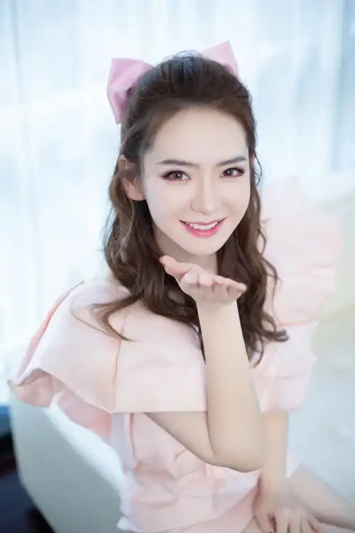 > 戚薇粉裙性感甜美写真图片(2/7)