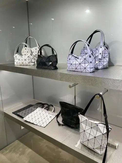 105香港三宅一生海港城店