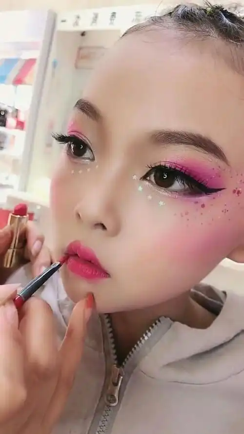 儿童舞台妆面部妆容就是这样简单,看着还是很不错的!