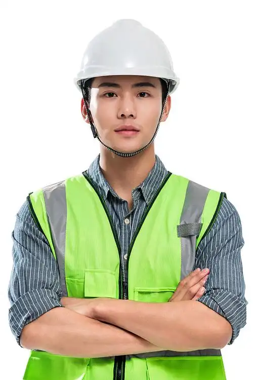 戴着安全帽的工程师