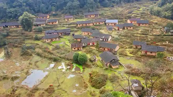 广东大山深处的无人村,百栋房子空无一人,千亩田地无人耕种!