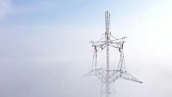 变电公司高空作业人员正在采用双摇臂抱杆组立n270号铁塔-供图-李晨萌