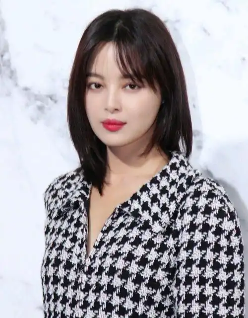 34的辛芷蕾衣品很不错,穿黑白相间的连衣裤配高跟鞋,时尚又高级