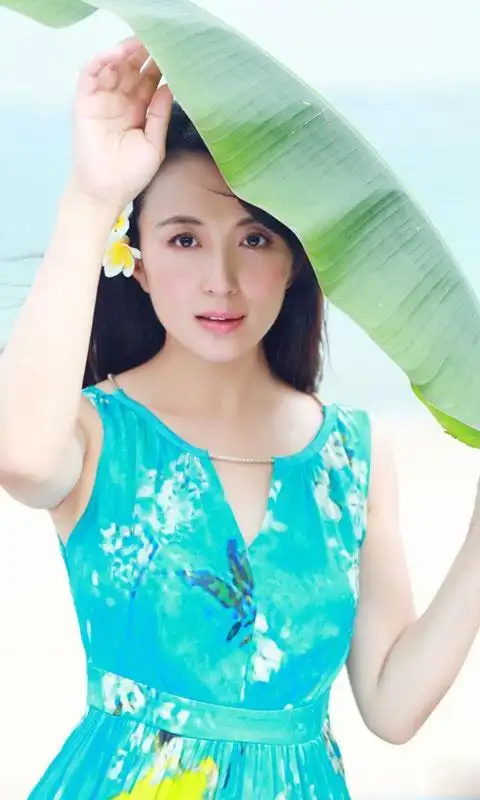 杨童舒沙滩写真手机桌面壁纸