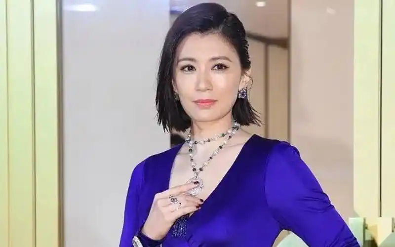 49岁贾静雯美出新高度,颜值回春无惧死亡打光,零皱纹状态超惊艳