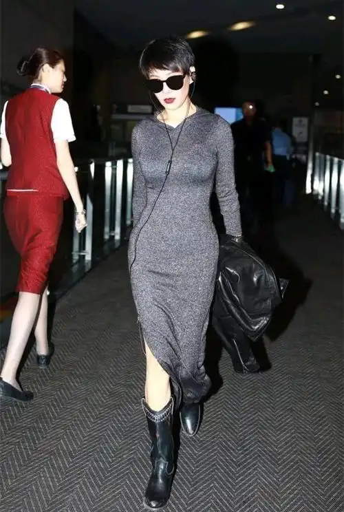 67宁静彻底放开了紧身裙故意穿小号勒出沙漏身材够性感