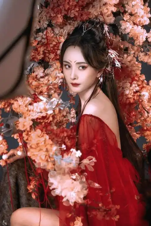 杨幂狐妖小红娘红衣叉腰路透