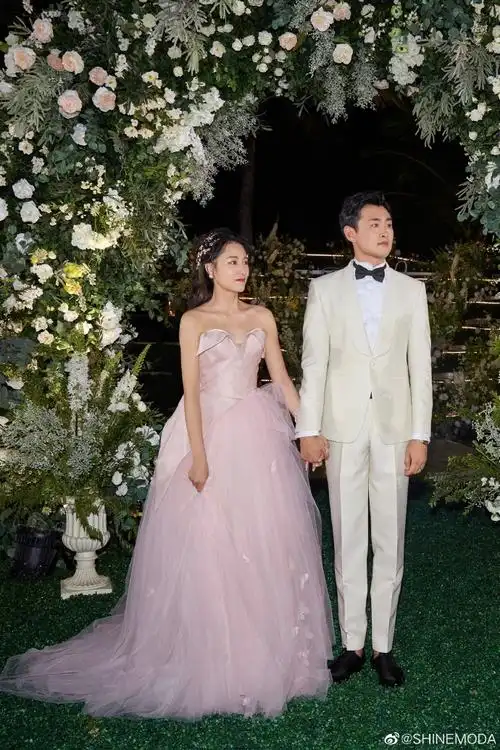 【内含投票】徐璐晒出"女生的快乐",满屋的礼服隔着屏幕都羡慕了