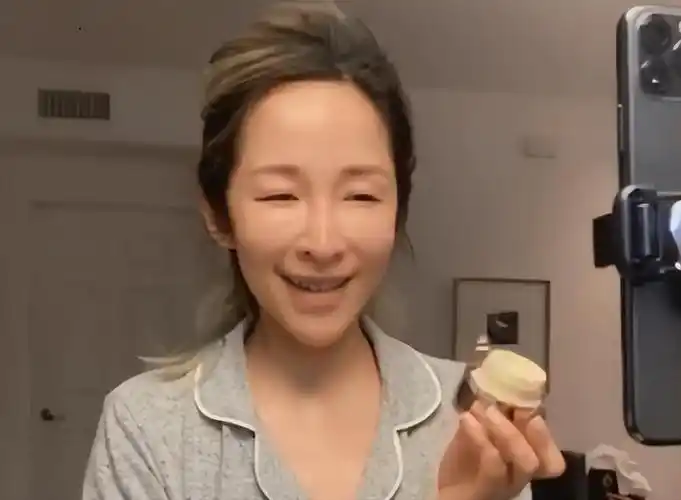 而且因为其丰富多彩的感情生活,很多人都觉得萧亚轩就算素颜也会很