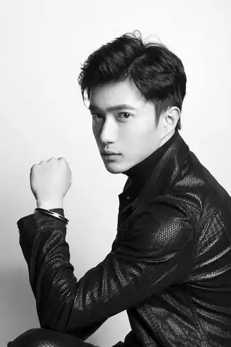 张博涵最新时尚黑白写真曝光 眼眸深邃尽显轻熟男品格
