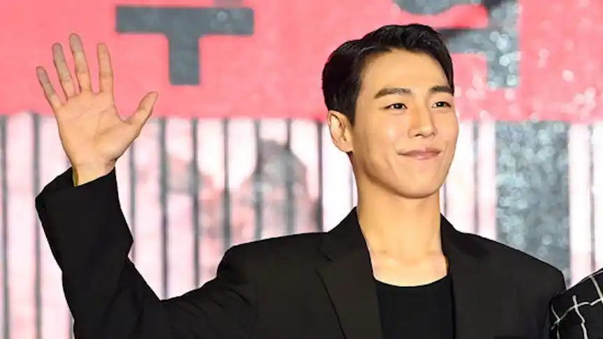 李玹雨亮相《纸钞屋》发布会 近照与之前形象差距大-娱乐视频-搜狐