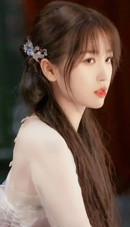 看了《苍兰诀》才发现:虞书欣的圆脸真的太吃妆造了!