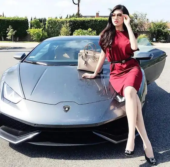 富二代女孩家中有50多辆超级跑车,经常网上晒照引网友热议