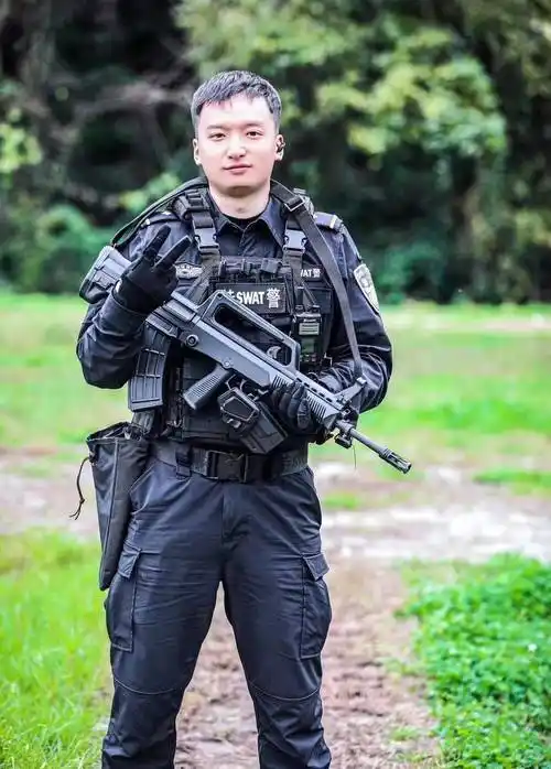 安康市公安局汉滨分局特警大队 周元伟从警8年,从警校毕业之后就加入