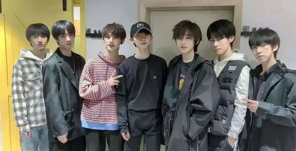 宋亚轩儿童节晒自拍,素颜照引发热议,时代少年团门面就这?