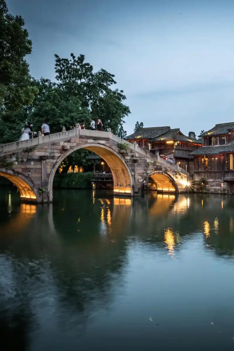 春日图文伙伴计划  景点简介:乌镇位于浙江 - 抖音