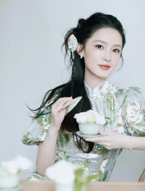 《庆余年2》超前巡映礼,新中式造型好温婉,尽显灵动婉约之态  #李沁新