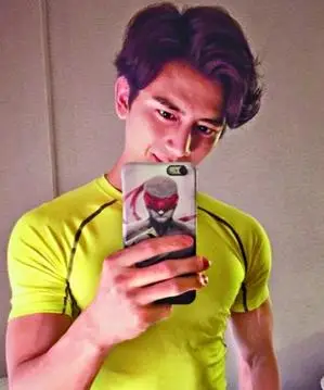 搜狐娱乐讯 据香港媒体报道,上个月,yumi被拍到和肌肉男星孙祖君移蜒