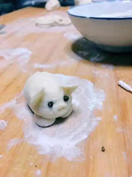 这只猪,是照着宝宝经常玩的玩具模型捏的孩子5个月大了,是只猪宝宝