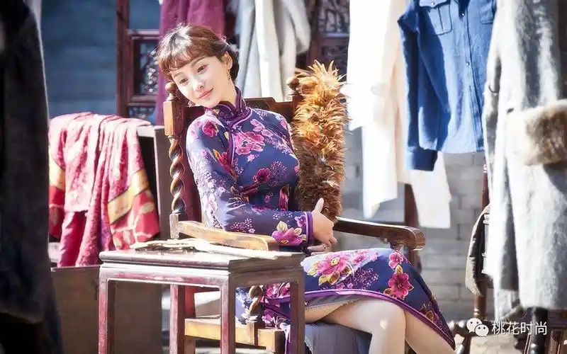 柳岩穿上薄纱旗袍站姿优雅俯身性感转身魅惑