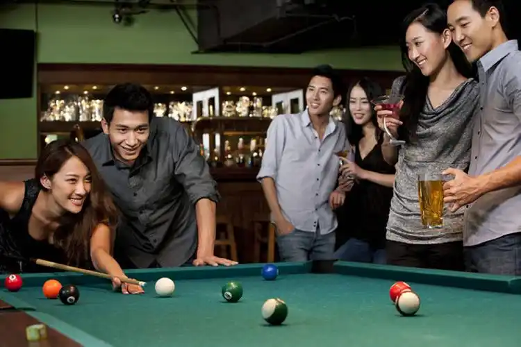 成年人,夫妻,酒吧,站,笑,微笑,露齿笑,横图,室内,正面,衬衫,爱情,聚会