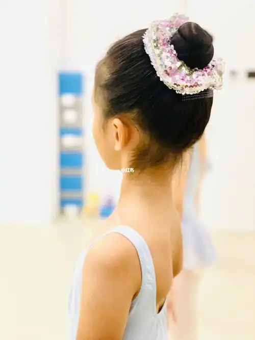 芭蕾是一种优美高雅的舞蹈艺术形式在平时的课堂中或者是舞台上不仅