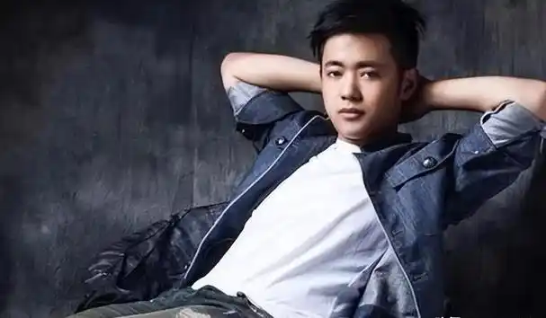 国家一级演员洪剑涛曾是军艺校草却靠炊事班的胖子走红