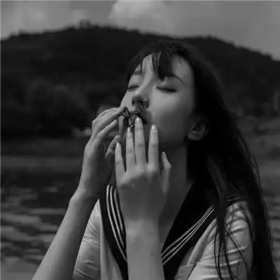 女生黑白简单意境头像真人图片_女生头像_头像屋