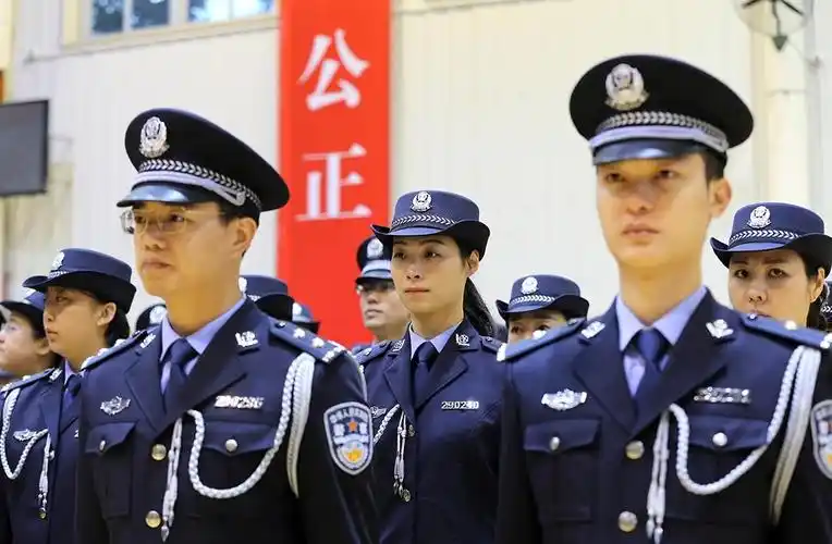 中国警察用了30多年的红领章,1990年,为何会被撤销?_警服