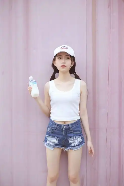 网球美女牛仔短裤清新阳光性感写真