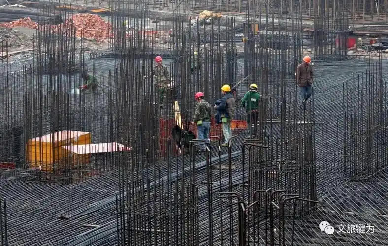 每天和钢筋水泥打交道虽然周围热浪滚滚都是建筑工人们一砖一瓦堆砌而