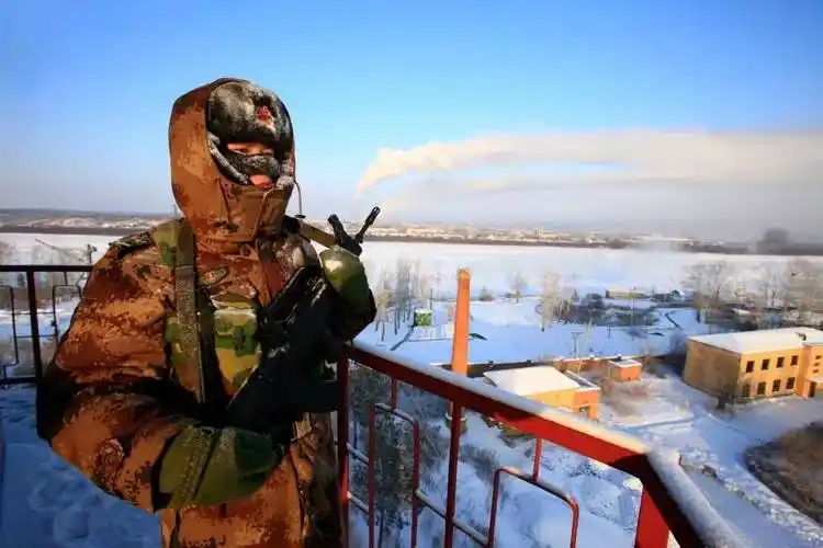 看外面的雪觉得冷,再看看冰天雪地站岗军人(8组)