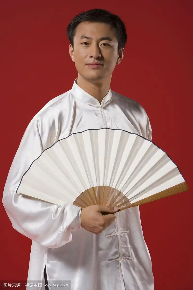 年轻人手拿一把扇子