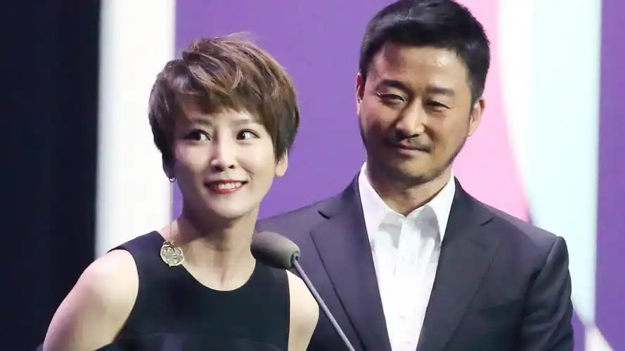 谢楠吴京恋情曝光好抓马,被自家记者拍到,活动现场求证谢楠好慌