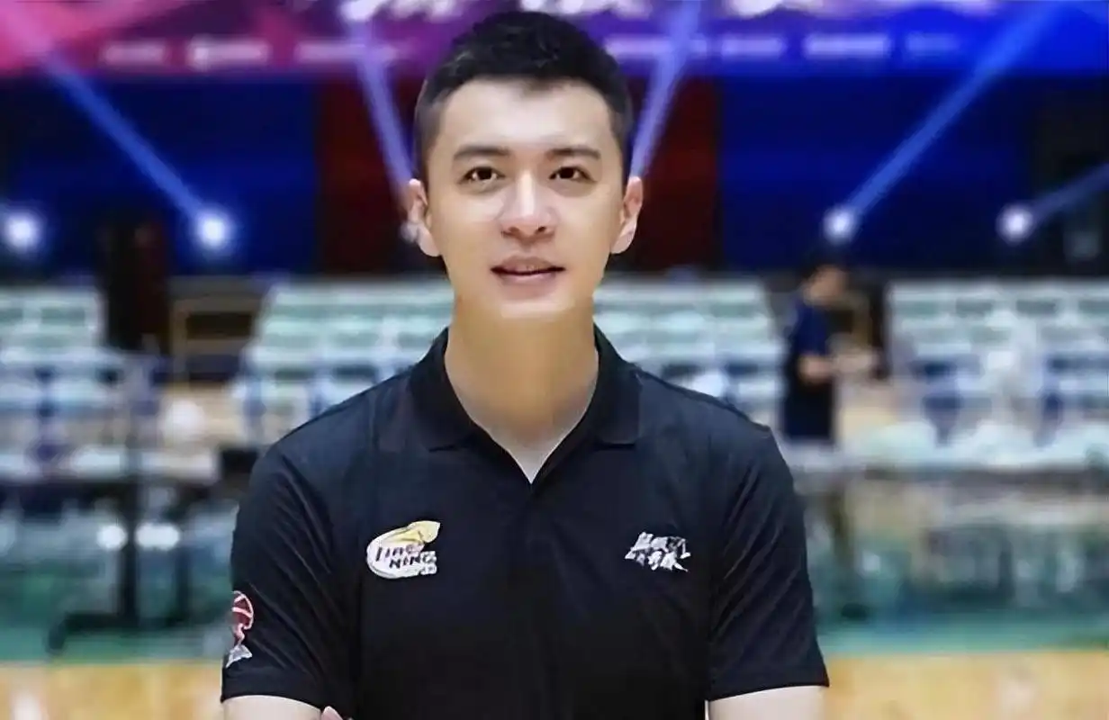 20岁的杨鸣:颜值之光下,普通女性的外貌压力揭秘