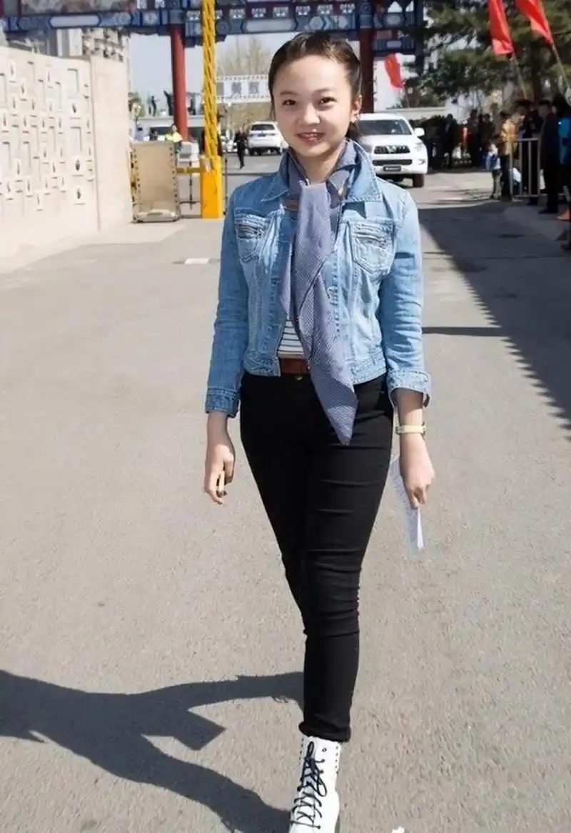 23岁林妙可体态发福#  林妙可才20多岁穿衣真显老,格纹裙配坡跟鞋